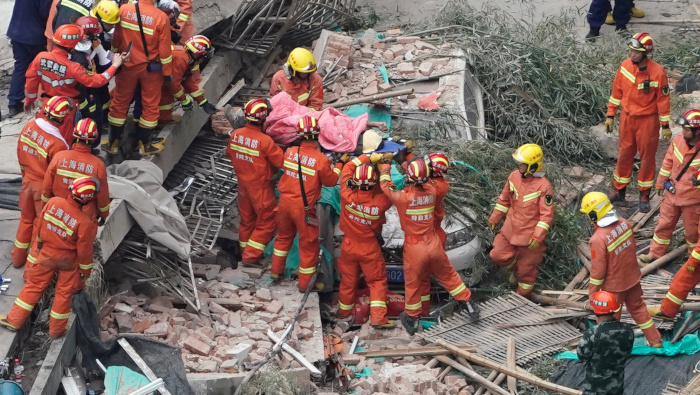Socorristas trabajaban este jueves para rescatar personas atrapadas en edificio colapsado en Shangái, China.