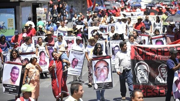Familiares de víctimas de personas desaparecidas marchan por las calles de México en demanda de justicia.