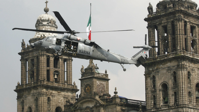 En la imagen un helicóptero de la Marina sobrevuela la Ciudad de México.