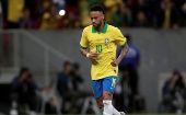 Neymar se dobló el tobillo en un balón disputado con el catarí Assim Madibo, durante el partido amistoso. 