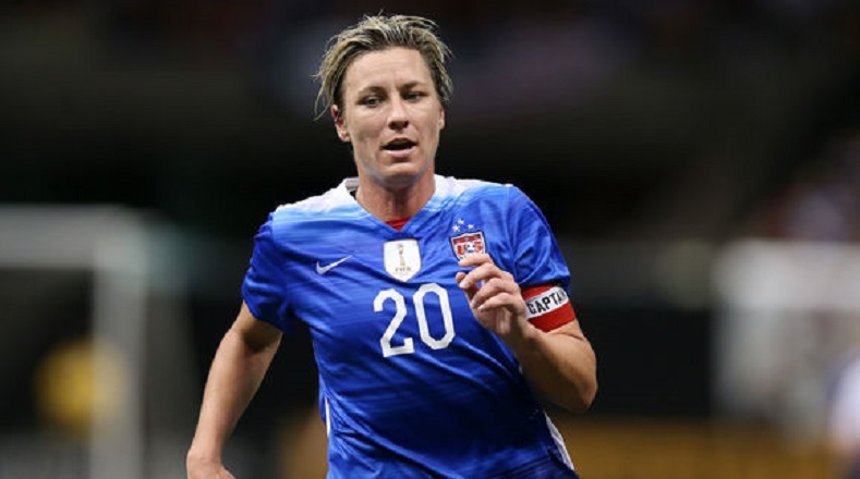 Abby Wambach (Estados Unidos) es la poseedora del Balón de Oro Femenino 2012.  La delantera se inscribió en la historia del fútbol a la selección de Estados Unidos como ganadora del tercer lugar de la Copa del Mundo Femenina 2003 ejecutando 3 golazos.