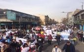 Profesores marcharon pacíficamente por calles de la capital para protestar en medio de paro nacional que suma tres semanas en Chile.