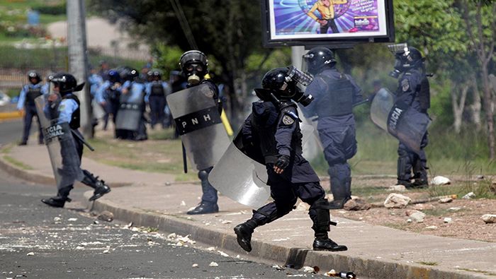 Policías reprimen las movilizaciones en Honduras contra el presidente Juan Orlando Hernández.