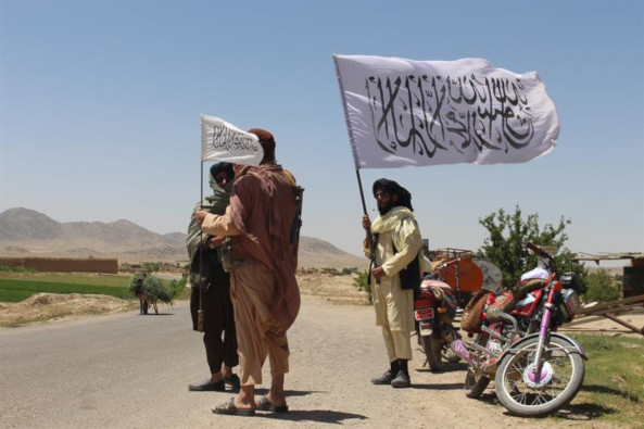Talibanes afganos patrullan en el distrito de Waghaz en la provincia de Gazni
