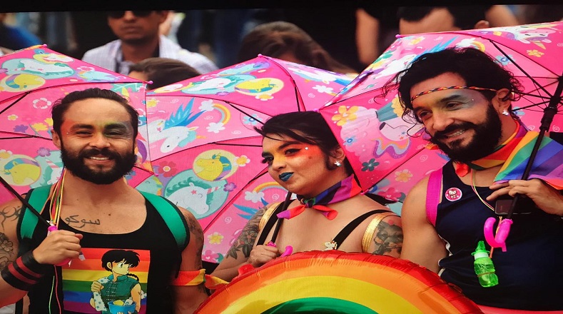 Miles de bogotanos salieron a las calles para apoyar la marcha LGBTI+, que también se replicó en Medellín, Cali, Barranquilla y otras ciudades de Colombia.