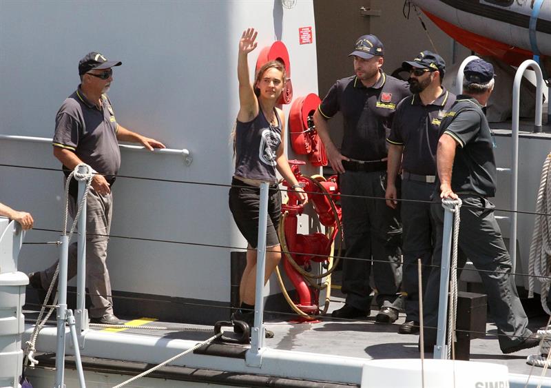 La capitana del barco Sea Watch, Carola Rackete, saluda en su llegada a Puerto Empedocle, Italia, donde fue interrogada.