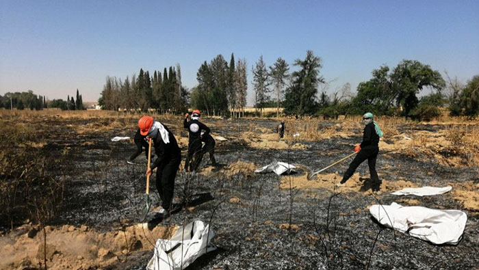 Algunos de los cadáveres conservaban los característicos uniformes naranjas que el grupo terrorista imponía a sus rehenes condenados a muerte.