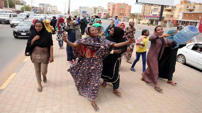 Manifestantes festejan en las calles de Jartum, Sudán, el acuerdo logrado.