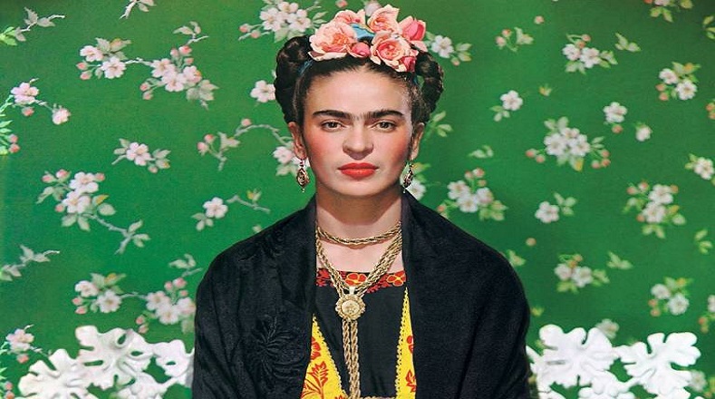 También se convirtió en una exponente de la cultura ancestral de su país. Ya sea que estuviera en París, Nueva York o Coyoacán, Frida siempre vistió con el elaborado traje típico tehuano de las indígenas doncellas. 