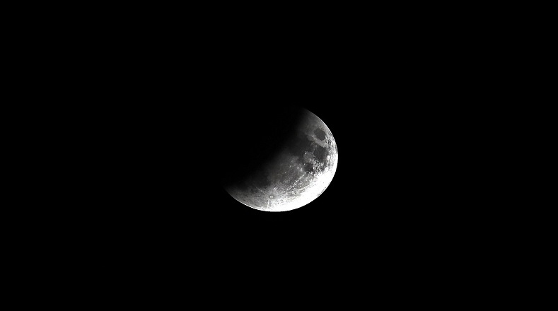 El fenómeno desde Belgrade, Serbia. Un eclipse lunar parcial se produce cuando la Tierra, el Sol y la Luna se alinean.