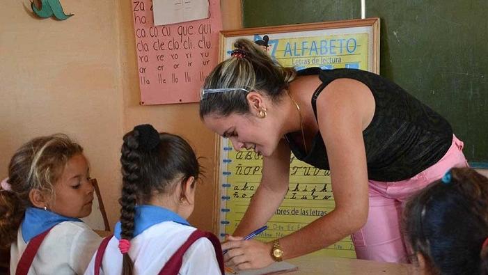 El aumento salarial que se hará efectivo en Cuba a partir de Julio de 2019 podría aliviar el déficit de maestros en la Mayor de las Antillas.