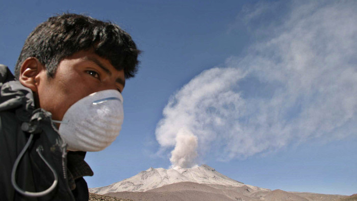 Un peruano usa una mascarilla para protegerse de los gases que emana el volcán Ubinas.