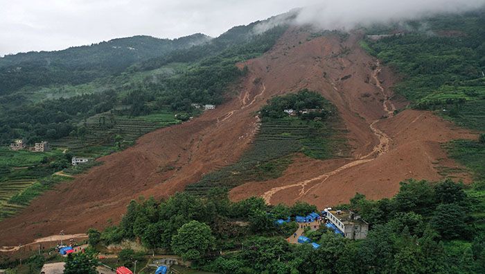Las autoridades indicaron que al menos 21 casas quedaron sepultadas tras el deslizamiento de tierra.