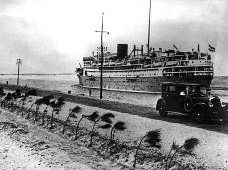 A alternativa a Suez é um longo desvio em torno do Cabo da Boa Esperança, na África do Sul, o que aumenta os custos de viagem.