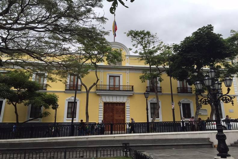 La Cancillería venezolana reiteró su apoyo a El Aissami e indicó que elevarán denuncias a las instancias internacionales correspondientes.