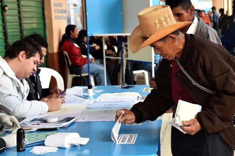 Más de ocho millones de guatemaltecos están convocados nuevamente a las urnas este domingo para elegir al próximo presidente de la nación.