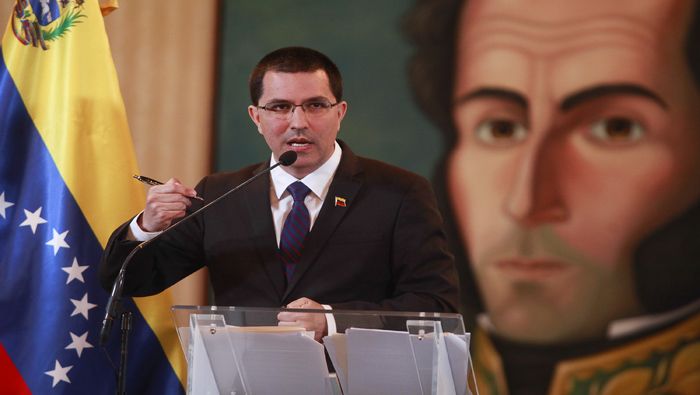 El canciller Arreaza rechazó que su homólogo colombiano nuevamente pretenda intervenir en los asuntos internos de Venezuela.
