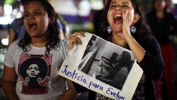 La defensa de la joven se basó en el artículo siete del Código Procesal Penal de El Salvador, que dicta que en caso de duda el juez debe considerar lo más favorable al acusado.