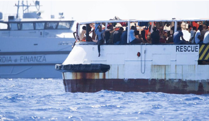 Más de 130 refugiados esperan permiso del gobierno italiano para desembarcar en la isla de Lampedusa.