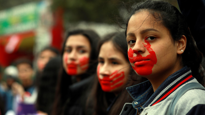Un grupo de jóvenes participó en la marcha en contra de la violencia de género ayer sábado en Lima.