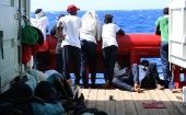 Migrantes a bordo del buque de rescate Ocean Viking, que se encuentra en el mar Mediterráneo central.