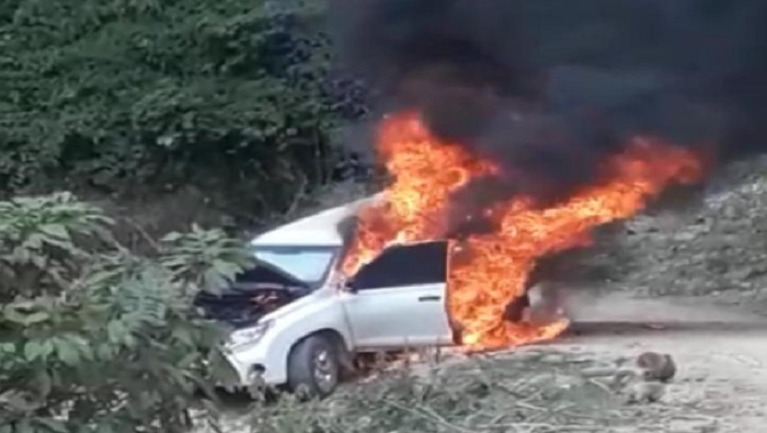 Los hombres armados incineraron el vehículo del político colombiano.