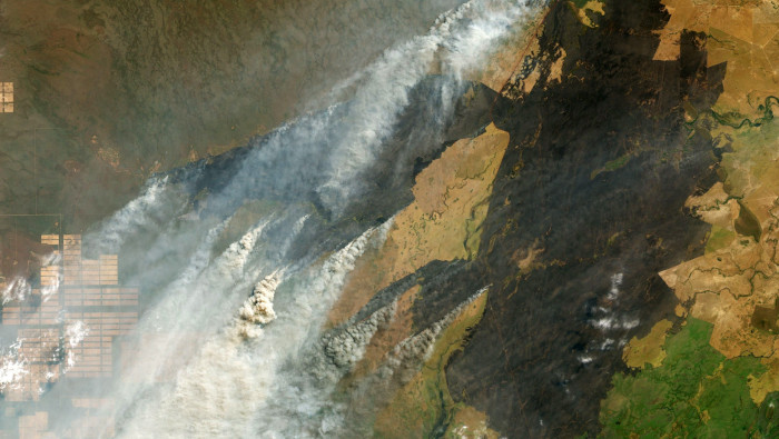 La imagen tomada por la NASA que muestra incendios en la selva amazónica, cerca de las fronteras de Bolivia, Paraguay y Brasil.