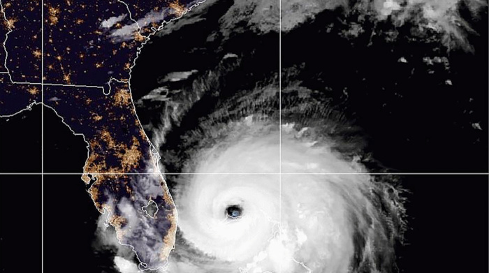 La tormenta registra vientos sostenidos de 165 kilómetros por hora, y ha empezado a afectar el estado de Florida.