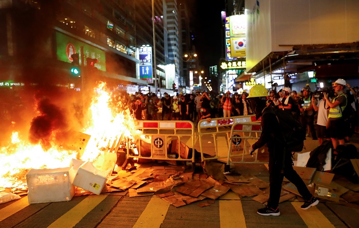 Los manifestantes de este sábado intentaron bloquear nuevamente el aeropuerto de Hong Kong.
