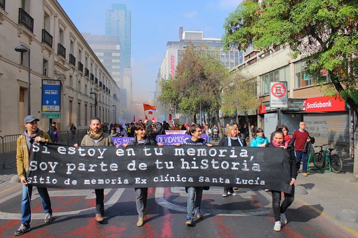 La marcha conmemoró los 46 años del golpe de Estado contra Salvador Allende y homenajeó a los desaparecidos y víctimas de la dictadura.
