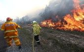 Bomberos combaten los incendios en el estado de Queensland.