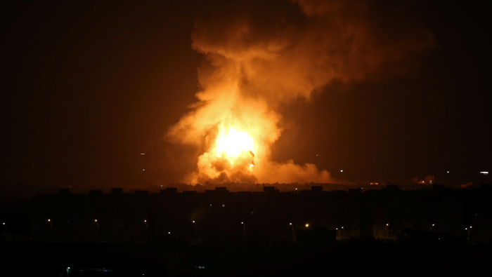 Se observan llamas y humo durante un ataque aéreo israelí en la Franja de Gaza este 11 de septiembre.