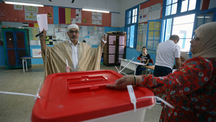 Un ciudadano tunecino emite su voto en las elecciones presidenciales de este domingo.