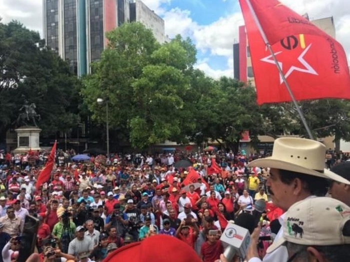 Cientos de hondureños descontentos con el gobierno actual, portaban pancartas que exigían  la salida del presidente y cuestionaban la independencia del país.