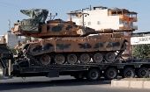 Un vehículo militar turco transporta un tanque en la ciudad de Akcakale, en la frontera con Siria.