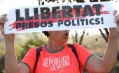 Una mujer sostiene una pancarta mientras grita consignas frente a la prisión de Lledoners en Cataluña.