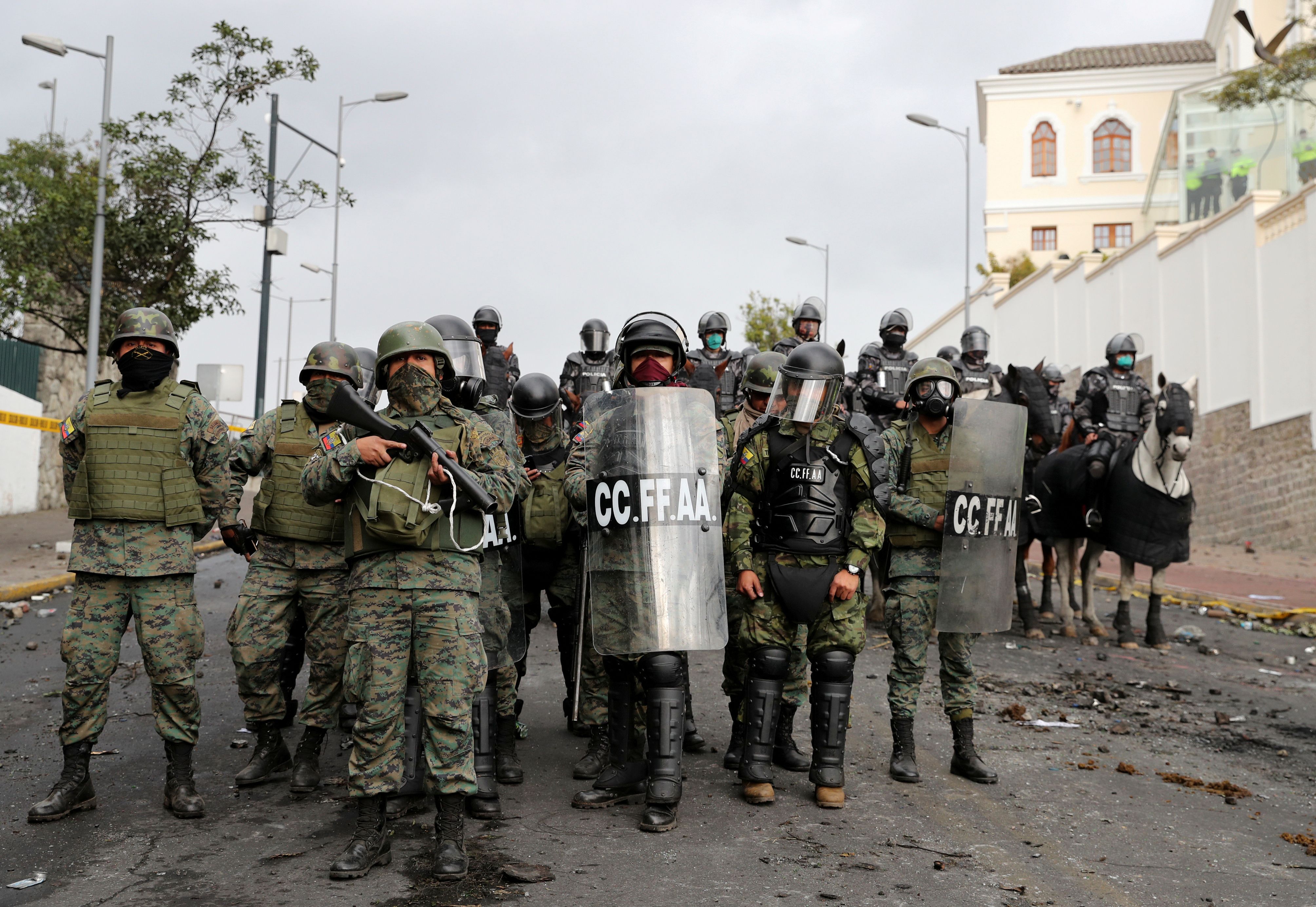 Las protestas en Ecuador dejaron más de mil detenidos por agentes policiales y militares.