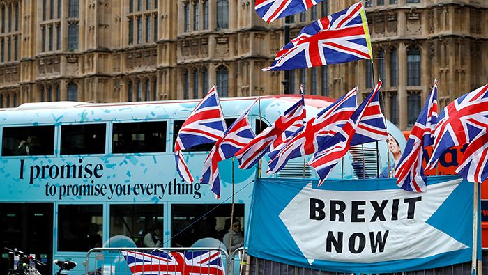 Británicos celebran el acuerdo para el brexit.