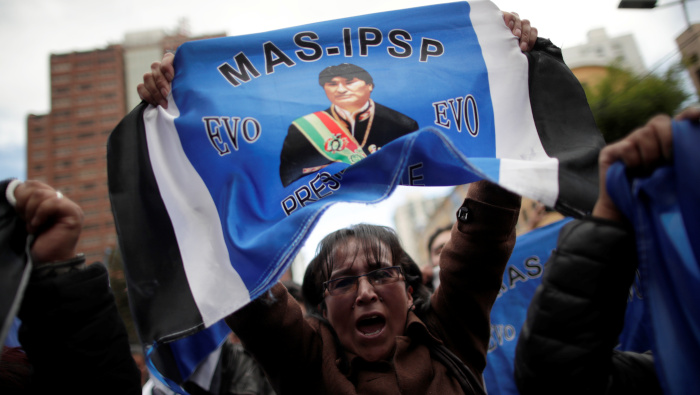 Una mujer sostiene una bandera con la imagen del presidente de Bolivia, Evo Morales.
