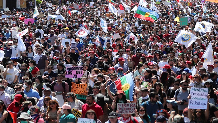 Bloqueos de vías, quema de autos, saqueos, cacerolazos y marchas multitudinarias son algunas de las expresiones de las protestas antigubernamentales contra el Gobierno de Sebastián Piñera.