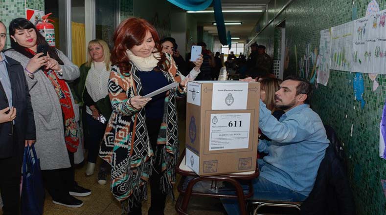La exmandataria argentina y candidata a la vicepresidencia de ese país, Cristina Fernández de Kirchner, ejerciendo su derecho y deber del voto.