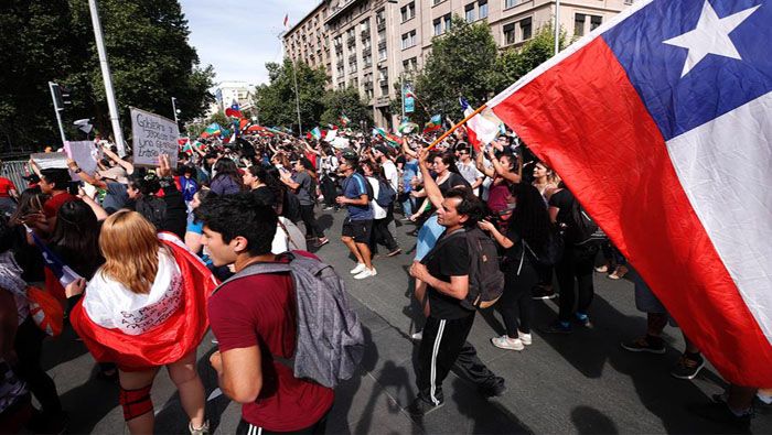 La decisión de Piñera se implementará tras casi diez días de protestas contra las políticas estadales y la represión.