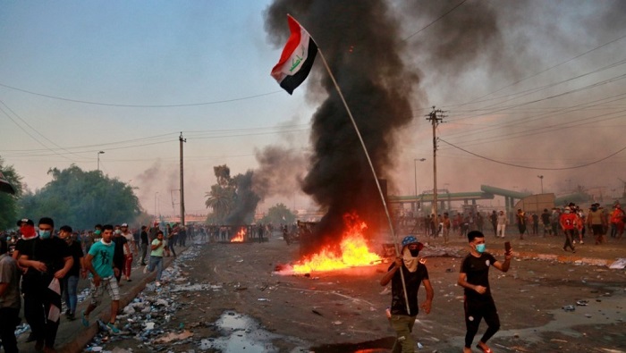 Los manifestantes ondearon banderas iraquíes y corearon lemas en contra de la corrupción en el país.