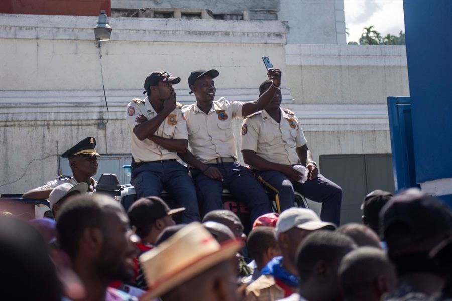 Funcionarios también salieron a las calles de Puerto Príncipe para reclamar sus derechos.