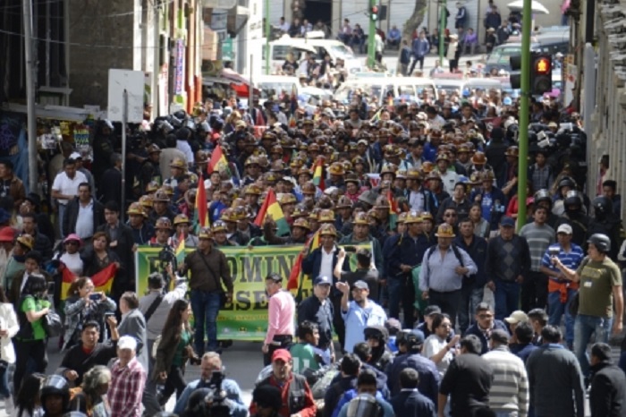 Los bolivianos se movilizan en la plaza Murillo de La Paz para apoyar victoria del presidente electo Evo Morales e impedir actos de violencia por parte de la oposición.