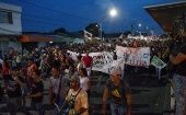 Los estudiantes cargaron antorchas y pancartas en rechazo a la violencia que se ha presentado en los últimos días en Colombia