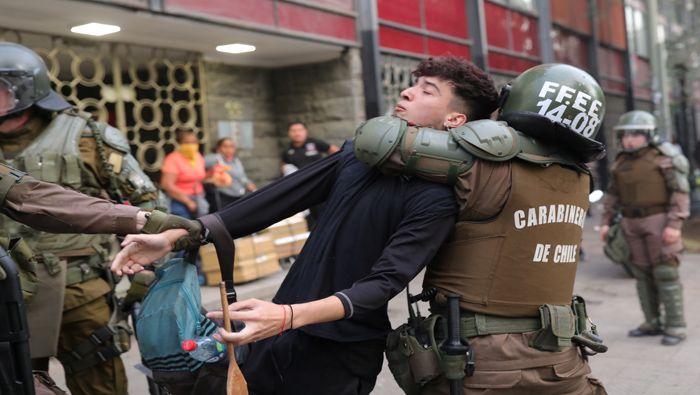 Activistas de derechos humanos han denunciado la fuerte represión y abuso de poder de los Carabineros.