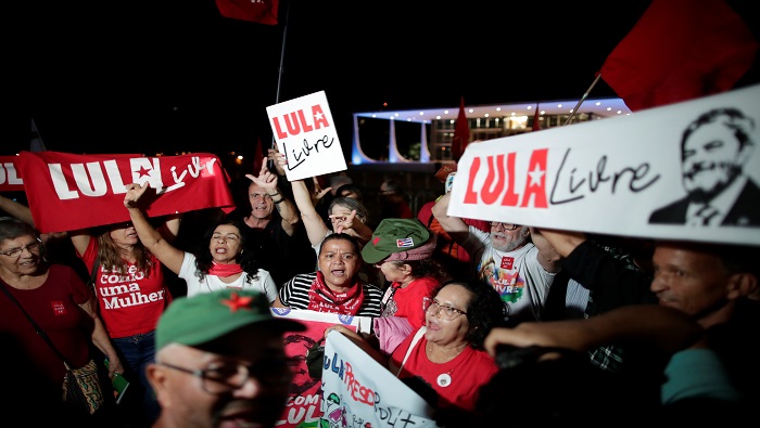 La votación causó festejos en la vigilia Lula Livre, en el Barrio Santa Barbara, de Curitiba, donde miles de personas acampan para reclamar la liberación del dirigente.
