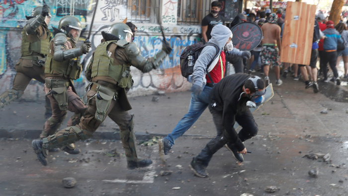 La militarizada Policía de Carabineros reprime una manifestación antigubernamental en Santiago de Chile.