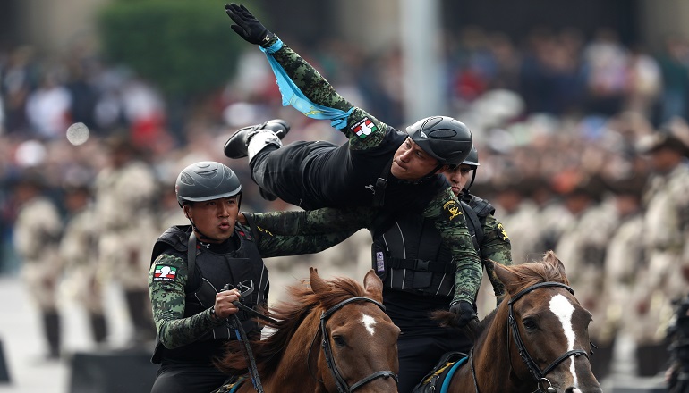 Cerca de mil elementos de la caballería del Ejército Méxicano realizaron un espectáculo de acrobacias ecuestres como parte de las actividades programadas.